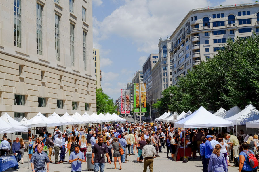 People shopping at Capital Harvest on the Plaza